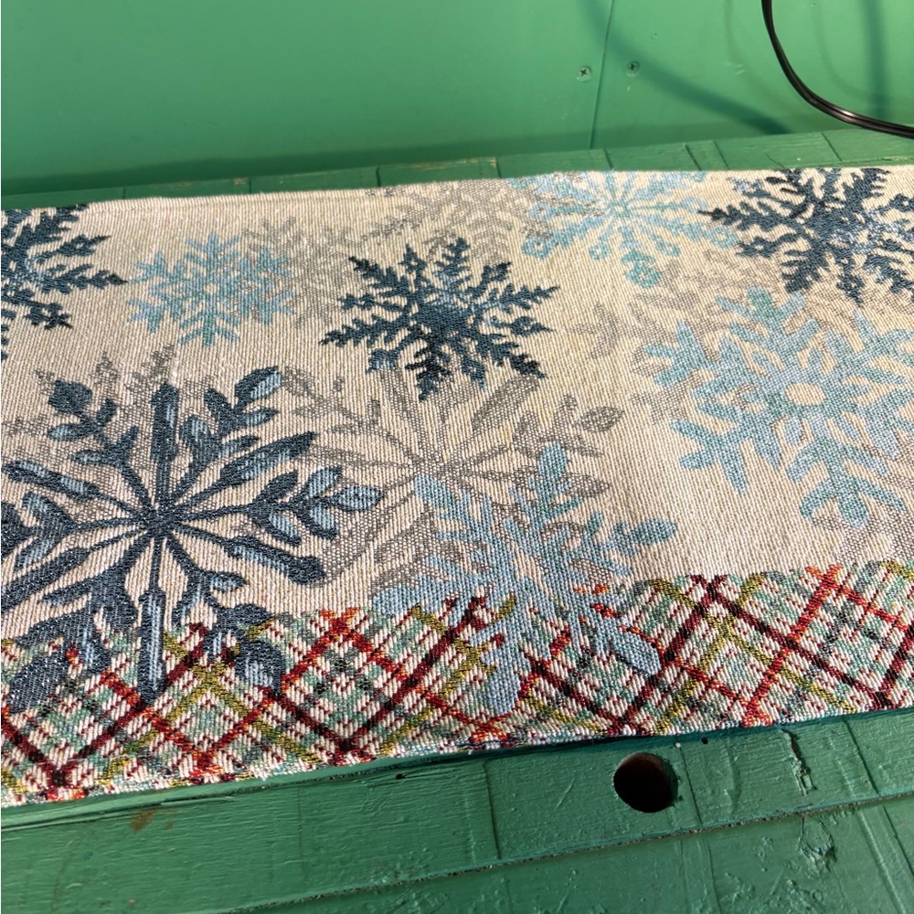 Snowflake Pattern Table Runner - Picture 5 of 13